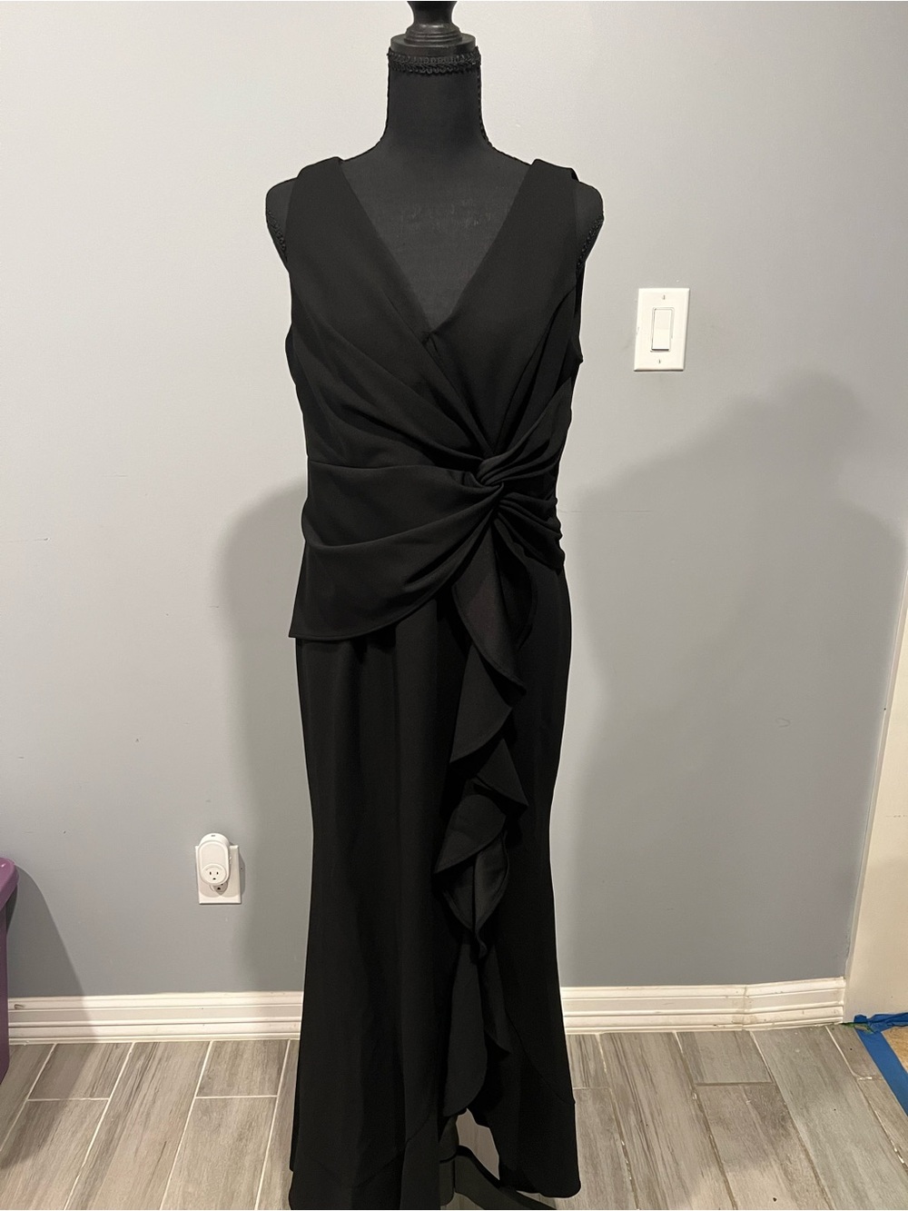 Elegant Black Sleeveless Twist-Detail Evening Dress